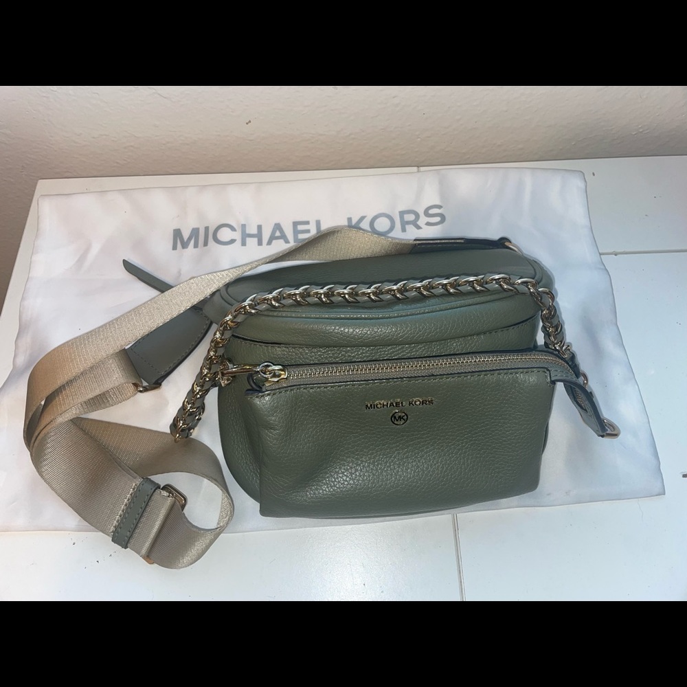Michael Kors Slater Sling Pack
Pebble Leather - olive green